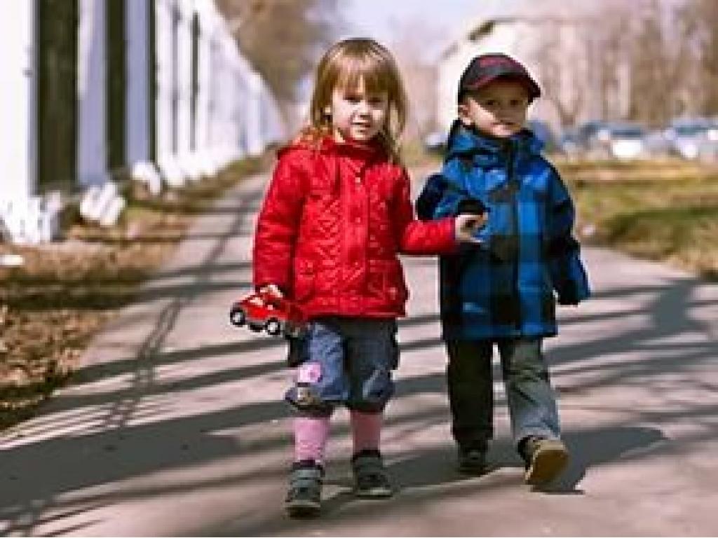 Мальчишки гуляют. Ребенок идет в детский сад. Дети гуляют. Дети гуляют по улице. Дети идут в садик.
